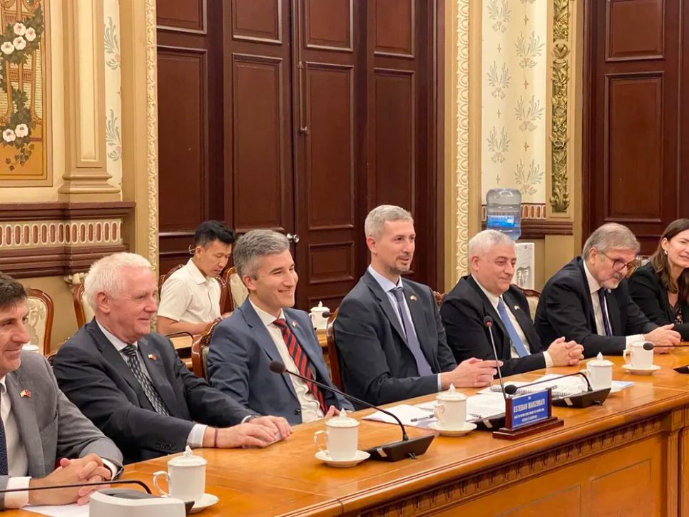Đoàn quan chức cấp cao Argentina do ông Agustin Tejeda Rodriguez dẫn đầu. Ảnh: XUÂN HẠNH Đoàn quan chức cấp cao Argentina do ông Agustin Tejeda Rodriguez dẫn đầu. Ảnh: XUÂN HẠNH