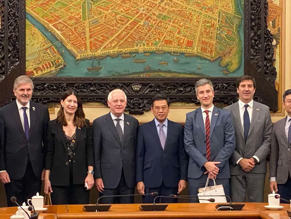 Đồng chí Nguyễn Văn Dũng (giữa), ông Agustin Tejeda Rodriguez - Phó Quốc vụ khanh phụ trách Thị trường Nông sản Thực phẩm và Hội nhập Quốc tế thuộc Bộ Kinh tế Cộng hòa Argentina (bên phải) và Đại sứ Đặc mệnh toàn quyền Cộng hòa Argentina tại Việt Nam – ông Marcos A. Bodnarski (bên trái). Ảnh: XUÂN HẠNH Đồng chí Nguyễn Văn Dũng (giữa), ông Agustin Tejeda Rodriguez - Phó Quốc vụ khanh phụ trách Thị trường Nông sản Thực phẩm và Hội nhập Quốc tế thuộc Bộ Kinh tế Cộng hòa Argentina (bên phải) và Đại sứ Đặc mệnh toàn quyền Cộng hòa Argentina tại Việt Nam – ông Marcos A. Bodnarski (bên trái). Ảnh: XUÂN HẠNH