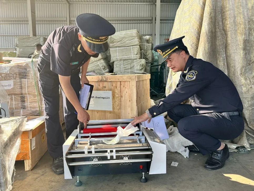 Công chức Hải quan ở cửa khẩu Hữu Nghị kiểm tra hàng nhập khẩu. Ảnh: HN Công chức Hải quan ở cửa khẩu Hữu Nghị kiểm tra hàng nhập khẩu. Ảnh: HN