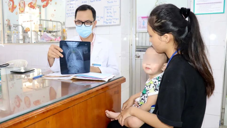 Gắp thành công kim băng ghim vào thực quản của trẻ một tuổi Gắp thành công kim băng ghim vào thực quản của trẻ một tuổi