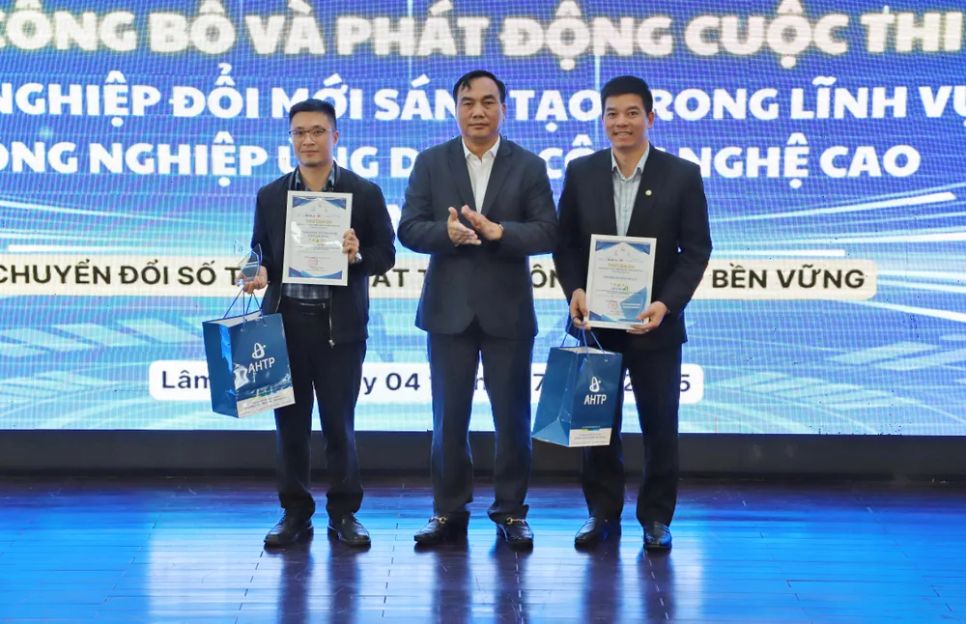 Ông Phạm Đình Dũng, Trưởng Ban Quản lý Khu Nông nghiệp Công nghệ cao TPHCM trao thư cảm ơn các đơn vị phối hợp tổ chức cuộc thi. Ảnh: ĐOÀN KIÊN Ông Phạm Đình Dũng, Trưởng Ban Quản lý Khu Nông nghiệp Công nghệ cao TPHCM trao thư cảm ơn các đơn vị phối hợp tổ chức cuộc thi. Ảnh: ĐOÀN KIÊN