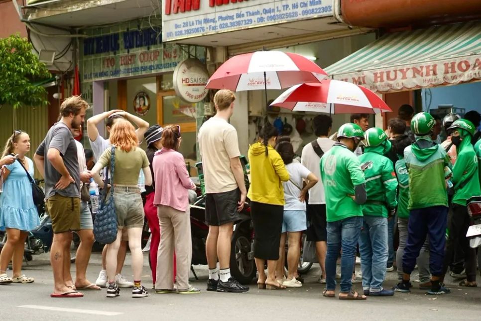 Du khách quốc tế xếp hàng chờ mua bánh mì Huynh Hoa tại TPHCM. Ảnh: H.H Du khách quốc tế xếp hàng chờ mua bánh mì Huynh Hoa tại TPHCM. Ảnh: H.H