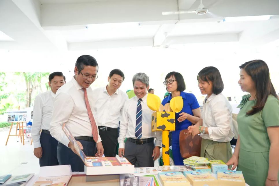 Các đại biểu tham quan triển lãm sản phẩm tái chế. Ảnh: XUÂN QUỲNH Các đại biểu tham quan triển lãm sản phẩm tái chế. Ảnh: XUÂN QUỲNH