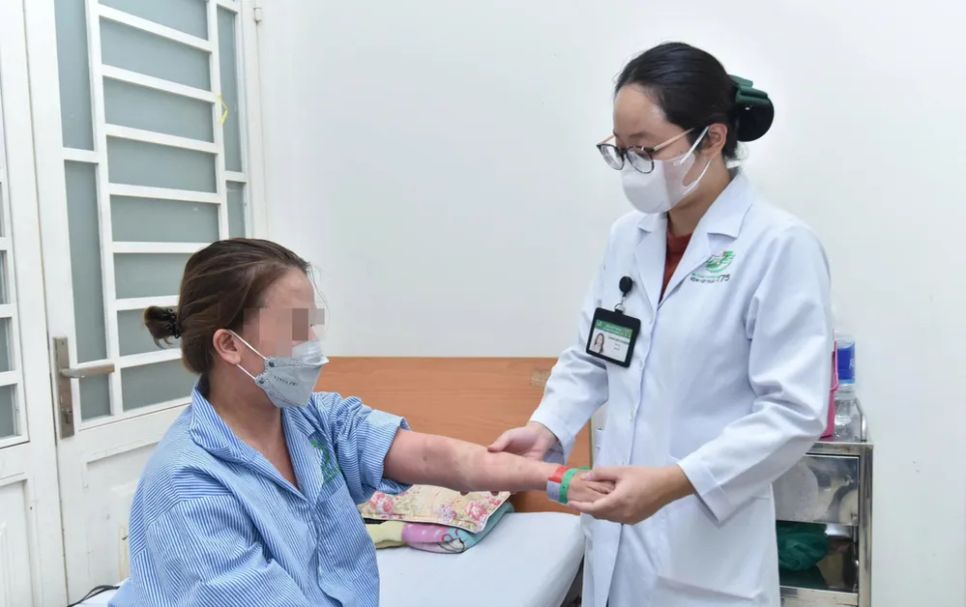 ThS-BS Danh Bảo Khánh, Khoa Da liễu - Dị ứng, Bệnh viện Quân y 175 đang thăm khám cho người bệnh ThS-BS Danh Bảo Khánh, Khoa Da liễu - Dị ứng, Bệnh viện Quân y 175 đang thăm khám cho người bệnh