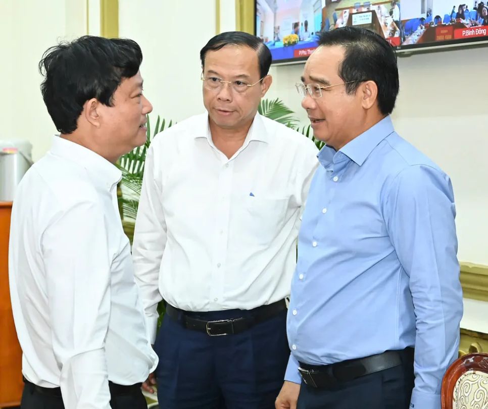 Đồng chí Nguyễn Văn Được trao đổi cùng đồng chí Võ Văn Minh và đồng chí Nguyễn Văn Thọ tại phiên họp. Ảnh: VIỆT DŨNG Đồng chí Nguyễn Văn Được trao đổi cùng đồng chí Võ Văn Minh và đồng chí Nguyễn Văn Thọ tại phiên họp. Ảnh: VIỆT DŨNG