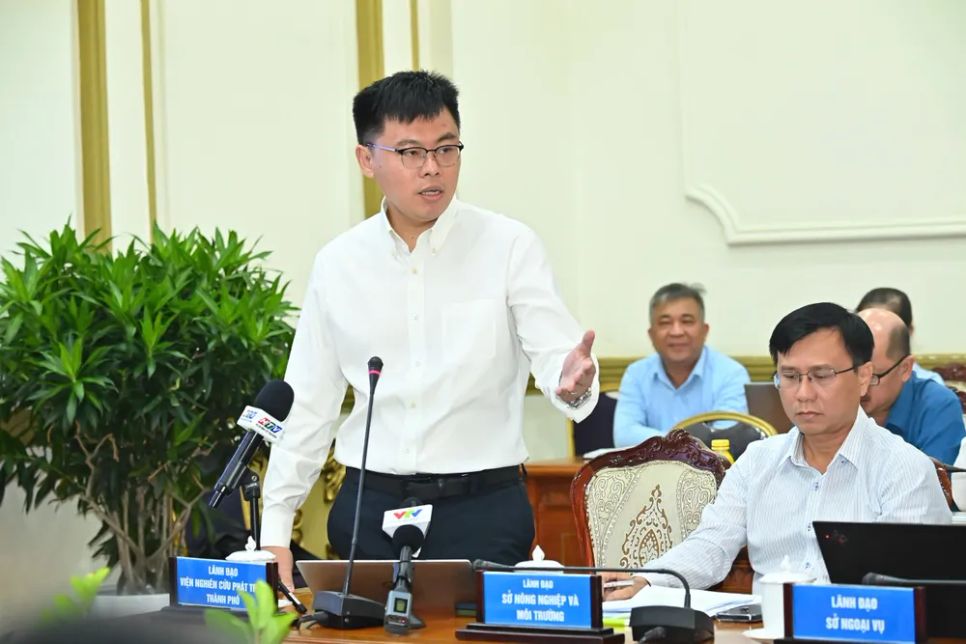 Viện trưởng Viện Nghiên cứu phát triển TPHCM Trương Minh Huy Vũ thảo luận. Ảnh: VIỆT DŨNG Viện trưởng Viện Nghiên cứu phát triển TPHCM Trương Minh Huy Vũ thảo luận. Ảnh: VIỆT DŨNG