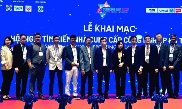 Các đại biểu thực hiện nghi thức khai mạc Hội nghị tìm kiếm nhà cung cấp công nghiệp hỗ trợ năm 2025 (SFS 2025) Các đại biểu thực hiện nghi thức khai mạc Hội nghị tìm kiếm nhà cung cấp công nghiệp hỗ trợ năm 2025 (SFS 2025)
