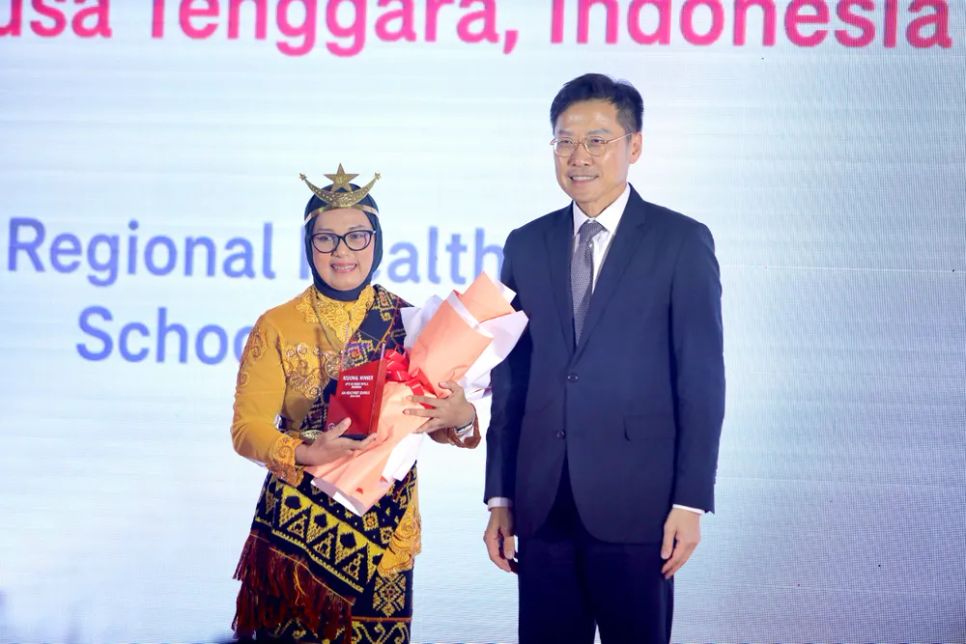 Trường tiểu học UPTD SD Negeri Papela đoạt giải cao nhất cuộc thi Trường học lành mạnh nhất AIA mùa 3 khu vực châu Á - Thái Bình Dương Trường tiểu học UPTD SD Negeri Papela đoạt giải cao nhất cuộc thi Trường học lành mạnh nhất AIA mùa 3 khu vực châu Á - Thái Bình Dương