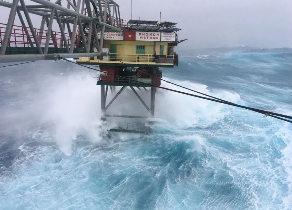 Hiên ngang, chống chọi với những cơn sóng hung dữ Hiên ngang, chống chọi với những cơn sóng hung dữ