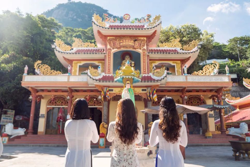 Du khách đảnh lễ trước tượng Quán Thế Âm Bồ Tát tại chùa Bà. Ảnh:<span style=