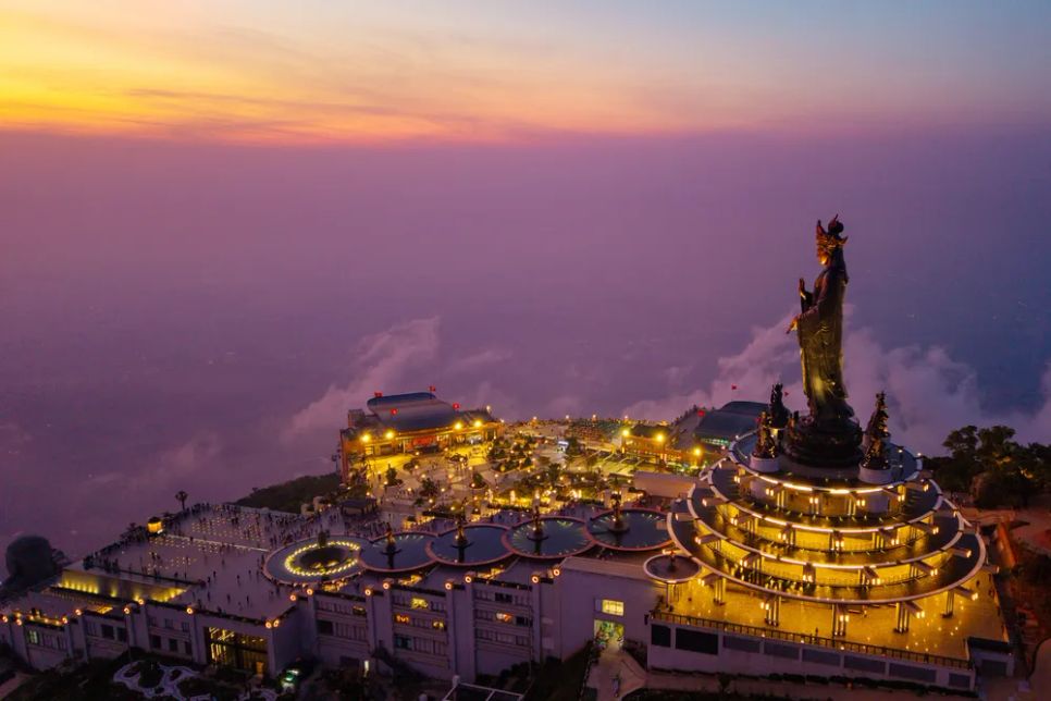 Tượng Phật Bà Tây Bổ Đà Sơn trên đỉnh núi Bà Đen. Ảnh: <span style=