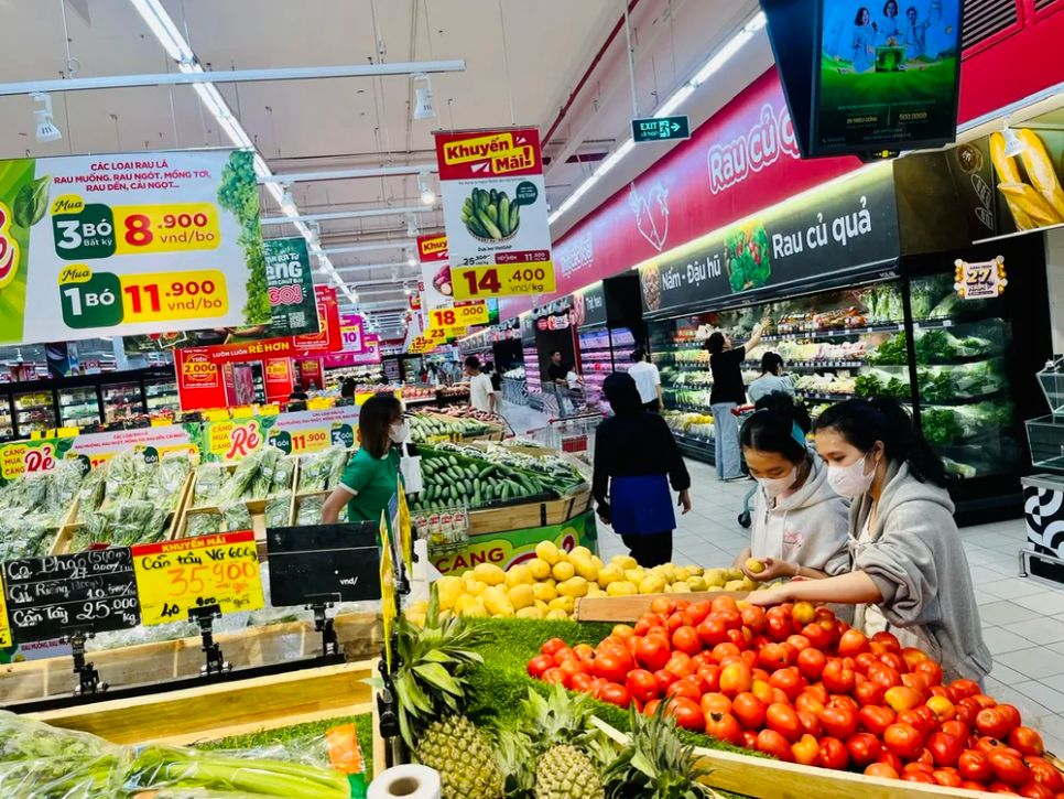 Người tiêu dùng chọn mua thực phẩm các loại tại siêu thị GO! Trường Chinh, TPHCM, vào ngày 1-7 Người tiêu dùng chọn mua thực phẩm các loại tại siêu thị GO! Trường Chinh, TPHCM, vào ngày 1-7