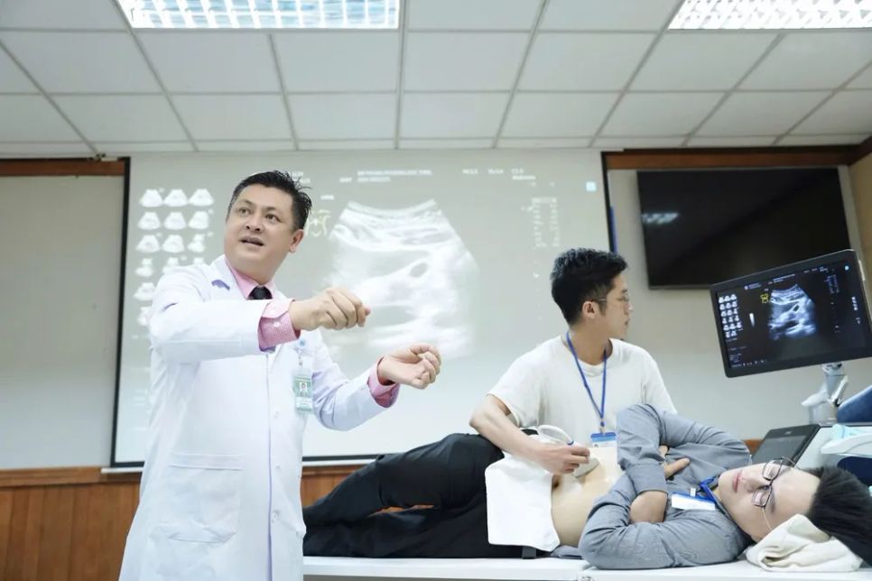 Bác sĩ Nguyễn Quang Thái Dương đang đào tạo học viên Bác sĩ Nguyễn Quang Thái Dương đang đào tạo học viên