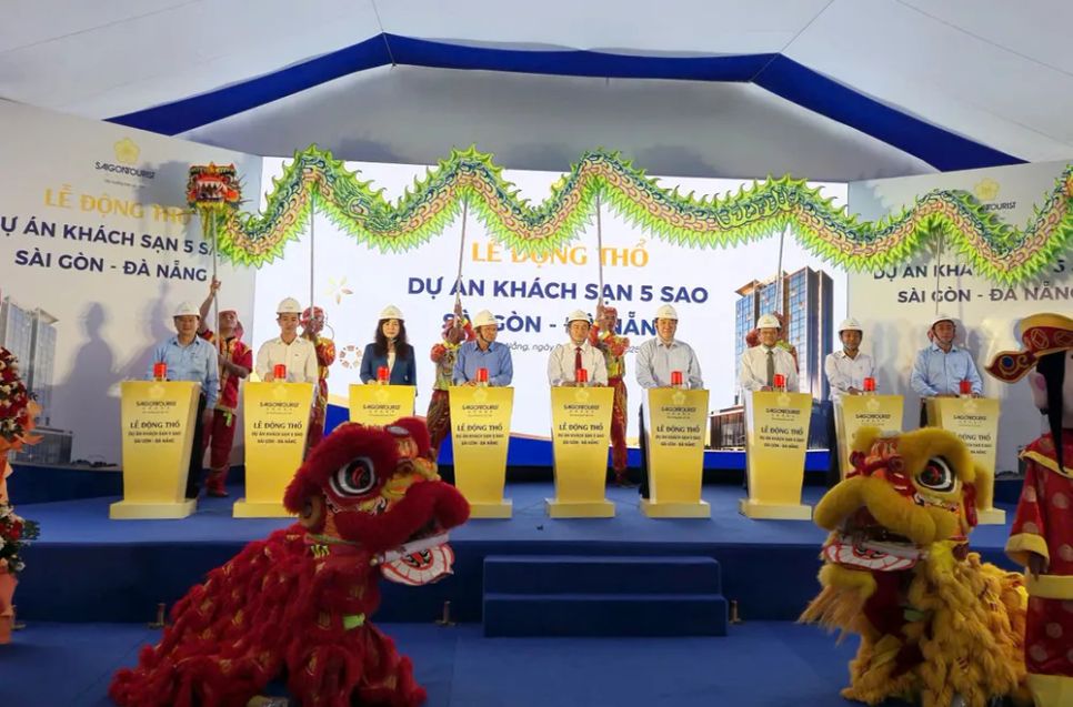 Đại diện lãnh đạo thành phố Đà Nẵng và Saigontourist Group thực hiện nghi thức nhấn nút động thổ Đại diện lãnh đạo thành phố Đà Nẵng và Saigontourist Group thực hiện nghi thức nhấn nút động thổ