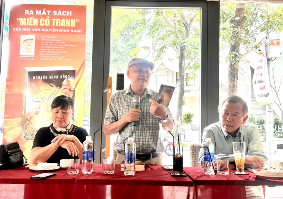 Nhà văn Nguyễn Minh Ngọc (giữa) chia sẻ về tác phẩm mới nhất của mình, bên cạnh là PGS-TS Võ Văn Nhơn và nhà văn Thu Trân Nhà văn Nguyễn Minh Ngọc (giữa) chia sẻ về tác phẩm mới nhất của mình, bên cạnh là PGS-TS Võ Văn Nhơn và nhà văn Thu Trân