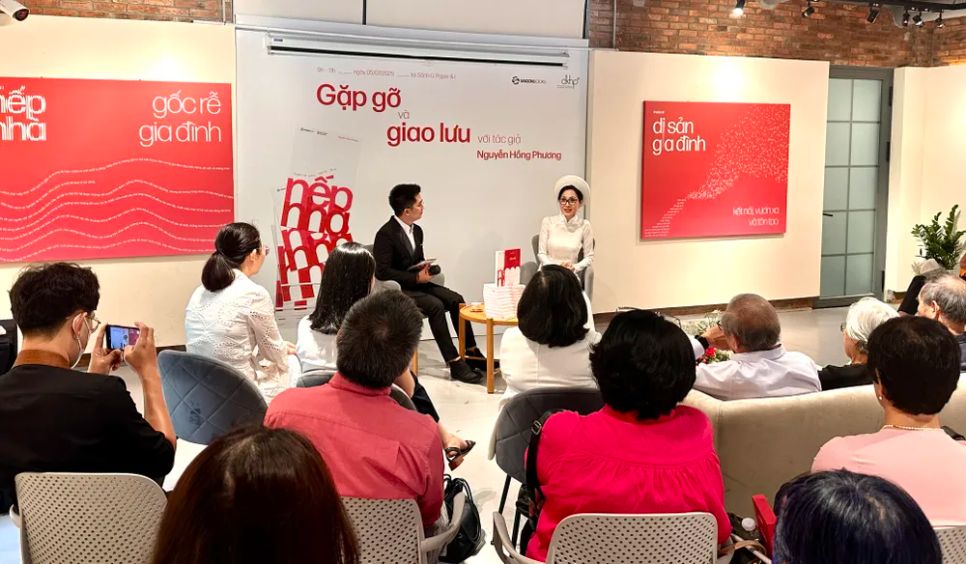 Tác giả Nguyễn Hồng Phương (phải) chia sẻ tại chương trình Tác giả Nguyễn Hồng Phương (phải) chia sẻ tại chương trình