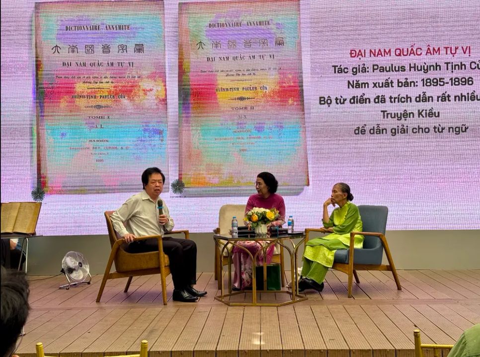Nhà sưu tầm Dư Thanh Khiêm (trái) chia sẻ về quá trình sưu tầm Nhà sưu tầm Dư Thanh Khiêm (trái) chia sẻ về quá trình sưu tầm