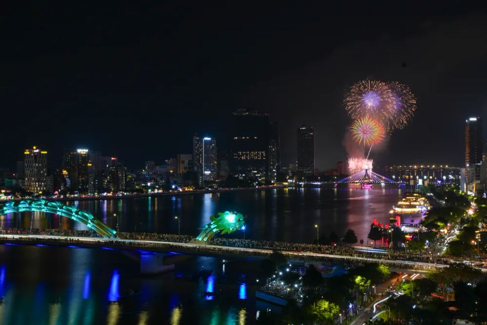 Người dân và du khách thưởng thức pháo hoa bên bờ sông Hàn trong đêm thi DIFF 2025 Người dân và du khách thưởng thức pháo hoa bên bờ sông Hàn trong đêm thi DIFF 2025