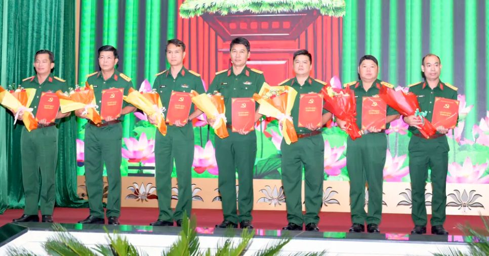 Các đồng chí chỉ huy nhận quyết định. Ảnh: VĂN MINH Các đồng chí chỉ huy nhận quyết định. Ảnh: VĂN MINH