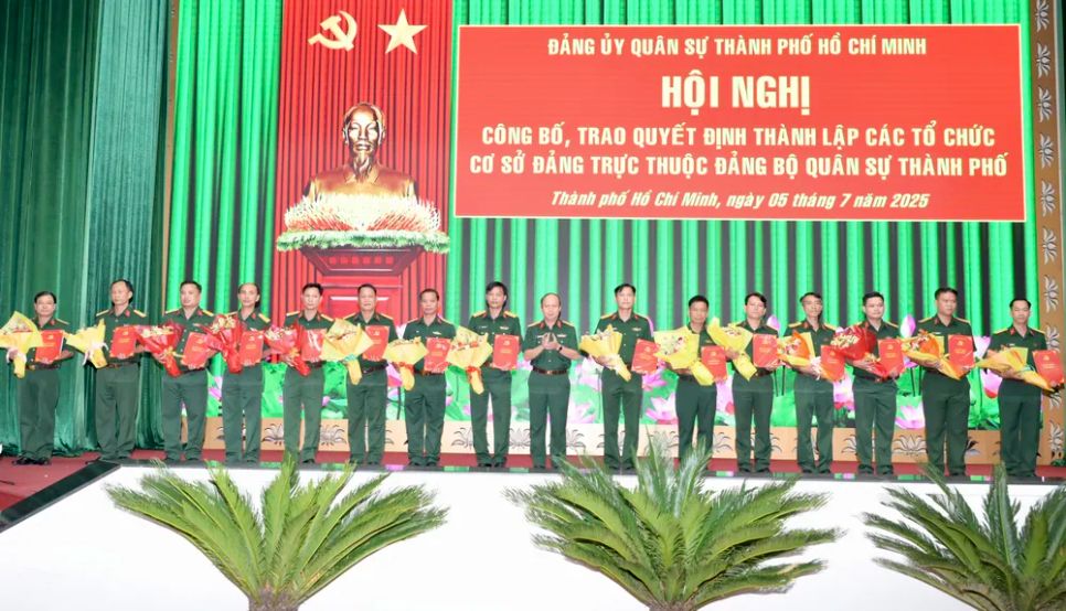 Đại tá Nguyễn Đình Chuẩn, Phó Chính ủy Bộ Tư lệnh TPHCM trao các quyết định nhân sự. Ảnh: VĂN MINH Đại tá Nguyễn Đình Chuẩn, Phó Chính ủy Bộ Tư lệnh TPHCM trao các quyết định nhân sự. Ảnh: VĂN MINH
