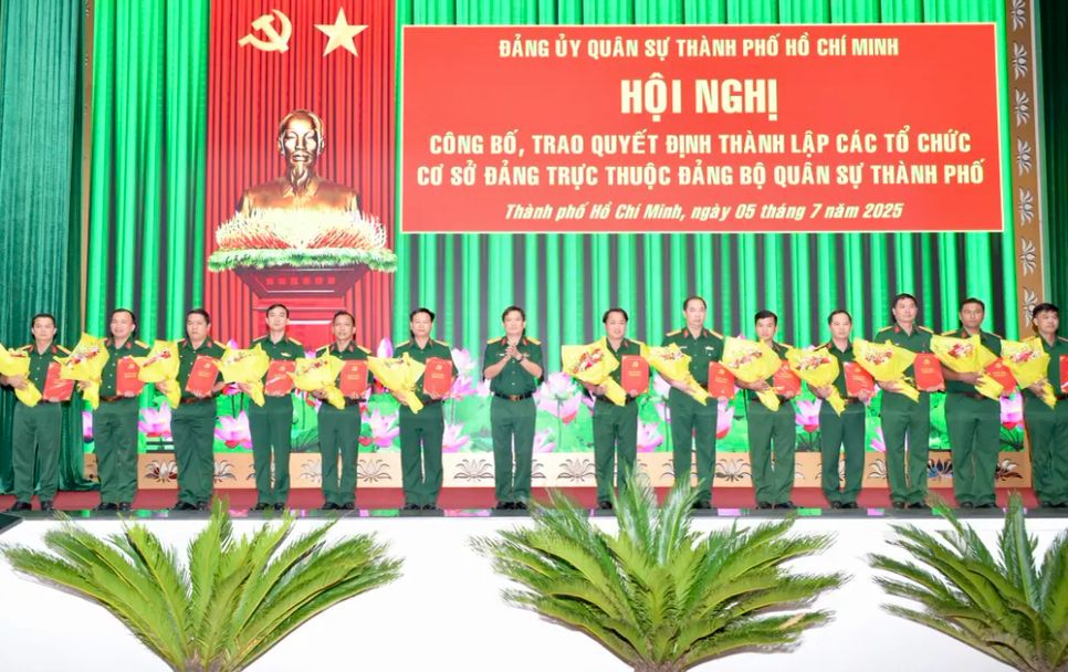 Đại tá Phan Quốc Việt, Phó Tư lệnh, Tham mưu Trưởng Bộ Tư lệnh TPHCM trao các quyết định nhân sự. Ảnh: VĂN MINH Đại tá Phan Quốc Việt, Phó Tư lệnh, Tham mưu Trưởng Bộ Tư lệnh TPHCM trao các quyết định nhân sự. Ảnh: VĂN MINH