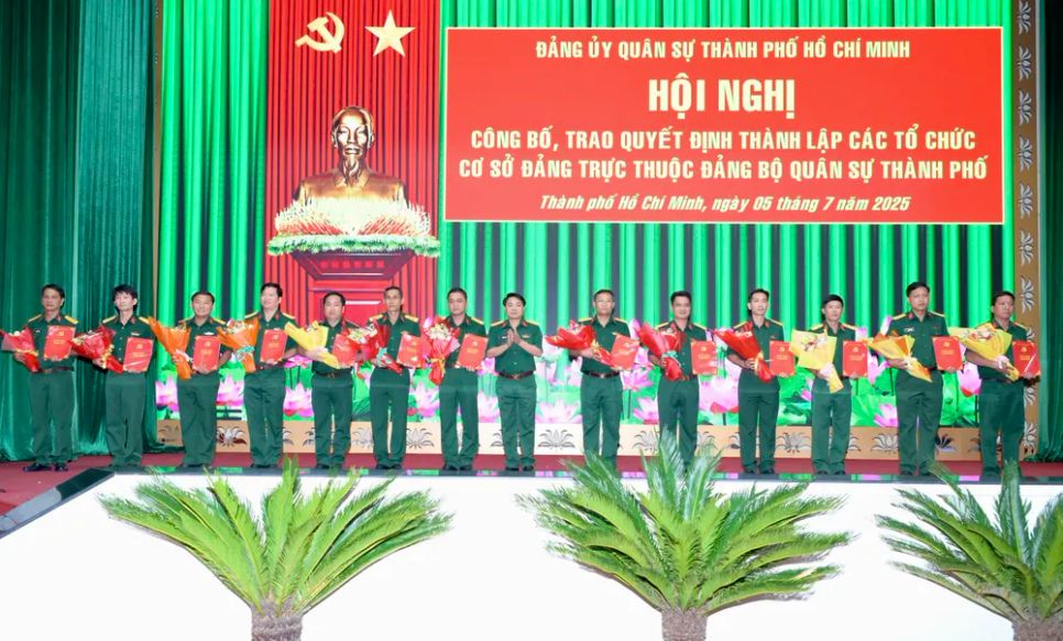 Đại tá Trần Văn Trung, Chủ nhiệm Chính trị Bộ Tư lệnh TPHCM trao các quyết định nhân sự. Ảnh: VĂN MINH Đại tá Trần Văn Trung, Chủ nhiệm Chính trị Bộ Tư lệnh TPHCM trao các quyết định nhân sự. Ảnh: VĂN MINH