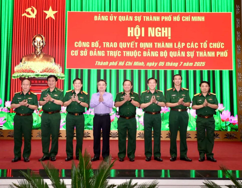 Phó Bí thư Thường trực Thành ủy TPHCM Nguyễn Thanh Nghị và Đại tá Thái Thành Đức, Phó Chủ nhiệm Chính trị Quân khu 7 đến dự hội nghị. Ảnh: VĂN MINH Phó Bí thư Thường trực Thành ủy TPHCM Nguyễn Thanh Nghị và Đại tá Thái Thành Đức, Phó Chủ nhiệm Chính trị Quân khu 7 đến dự hội nghị. Ảnh: VĂN MINH