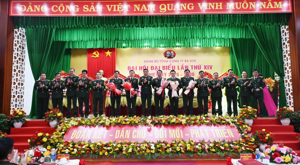Trung tướng Hồ Quang Tuấn, Phó Bí thư Đảng ủy, Chủ nhiệm Tổng cục Công nghiệp Quốc phòng (thứ 8, từ trái qua) tặng hoa chúc mừng Ban Chấp hành Đảng bộ Tổng Công ty Ba Son nhiệm kỳ 2025-2030 Trung tướng Hồ Quang Tuấn, Phó Bí thư Đảng ủy, Chủ nhiệm Tổng cục Công nghiệp Quốc phòng (thứ 8, từ trái qua) tặng hoa chúc mừng Ban Chấp hành Đảng bộ Tổng Công ty Ba Son nhiệm kỳ 2025-2030