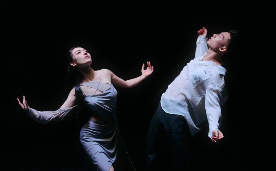 Hoàng Duyên trình diễn múa đương đại cùng quán quân nhảy quốc tế Sơn Lâm trong MV Hoàng Duyên trình diễn múa đương đại cùng quán quân nhảy quốc tế Sơn Lâm trong MV
