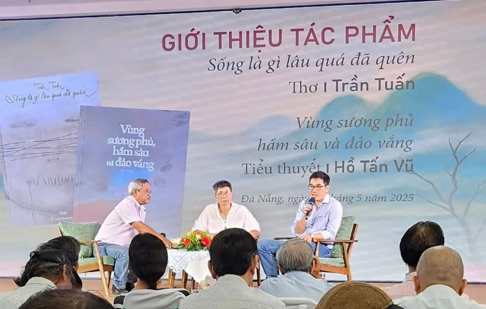 Nhà báo Hồ Tấn Vũ (bìa phải) trong buổi ra mắt tiểu thuyết Nhà báo Hồ Tấn Vũ (bìa phải) trong buổi ra mắt tiểu thuyết