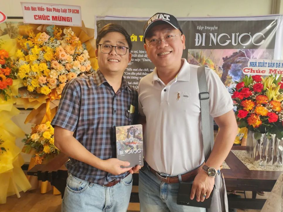 Nhà báo Lê Phi (bìa trái) cùng tác giả bài viết trong buổi ra mắt tập truyện Nhà báo Lê Phi (bìa trái) cùng tác giả bài viết trong buổi ra mắt tập truyện