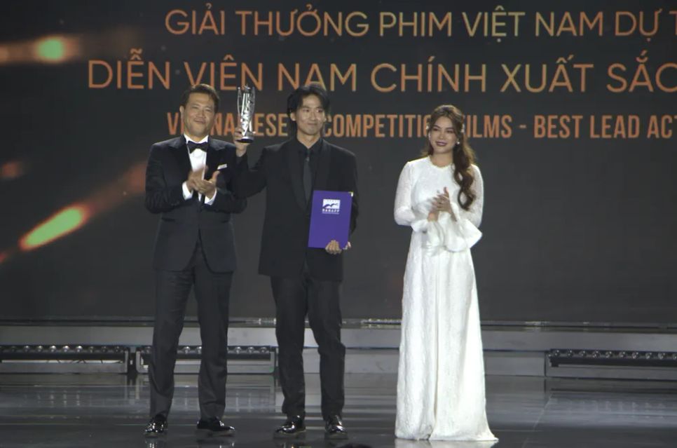 Diễn viên Tuấn Trần - Phim Làm giàu với ma nhận giải nam chính xuất sắc nhất Diễn viên Tuấn Trần - Phim Làm giàu với ma nhận giải nam chính xuất sắc nhất