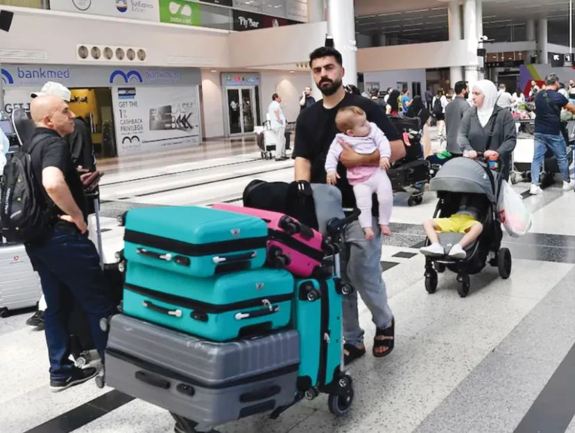 Hành khách bị hoãn, hủy chuyến tại sân bay Beiruth, Lebanon. Ảnh: EPA Hành khách bị hoãn, hủy chuyến tại sân bay Beiruth, Lebanon. Ảnh: EPA