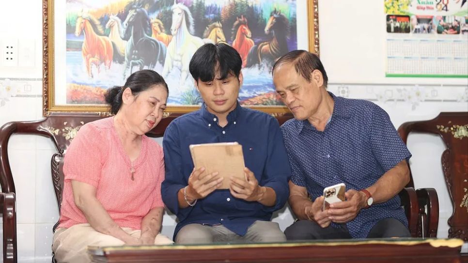 Cha mẹ và các con chia sẻ những điều đơn giản trong cuộc sống mang đến sự gắn kết trong gia đình. Ảnh: DŨNG PHƯƠNG Cha mẹ và các con chia sẻ những điều đơn giản trong cuộc sống mang đến sự gắn kết trong gia đình. Ảnh: DŨNG PHƯƠNG