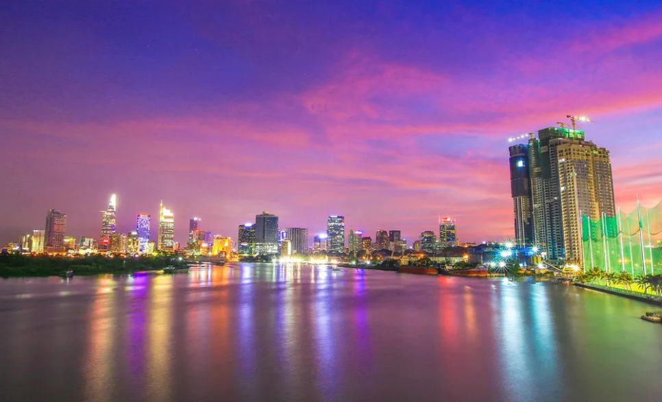 Một góc TPHCM về đêm nhìn từ sông Sài Gòn. Ảnh: DŨNG PHƯƠNG Một góc TPHCM về đêm nhìn từ sông Sài Gòn. Ảnh: DŨNG PHƯƠNG