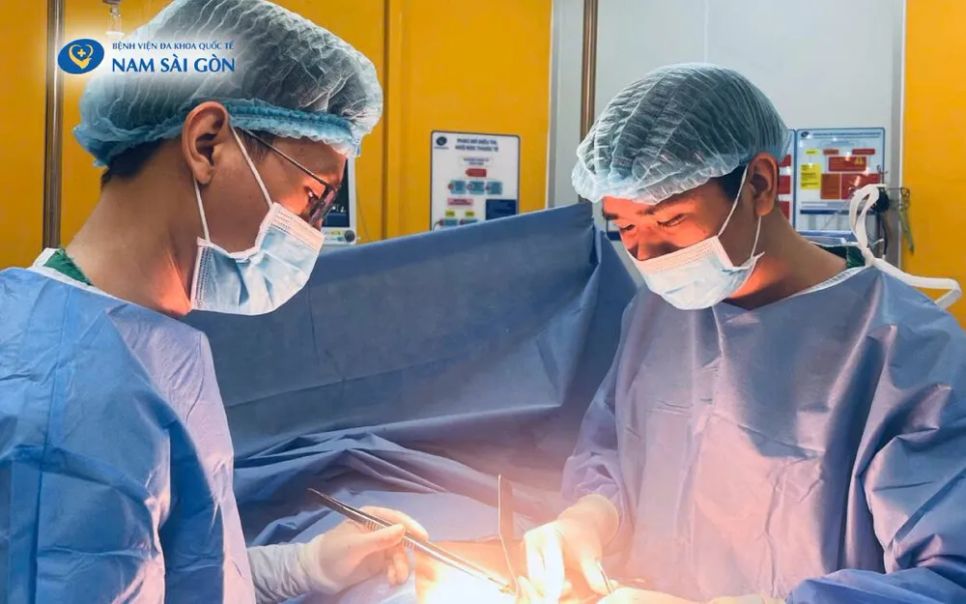 Bác sĩ đang phẫu thuật cho người bệnh Bác sĩ đang phẫu thuật cho người bệnh