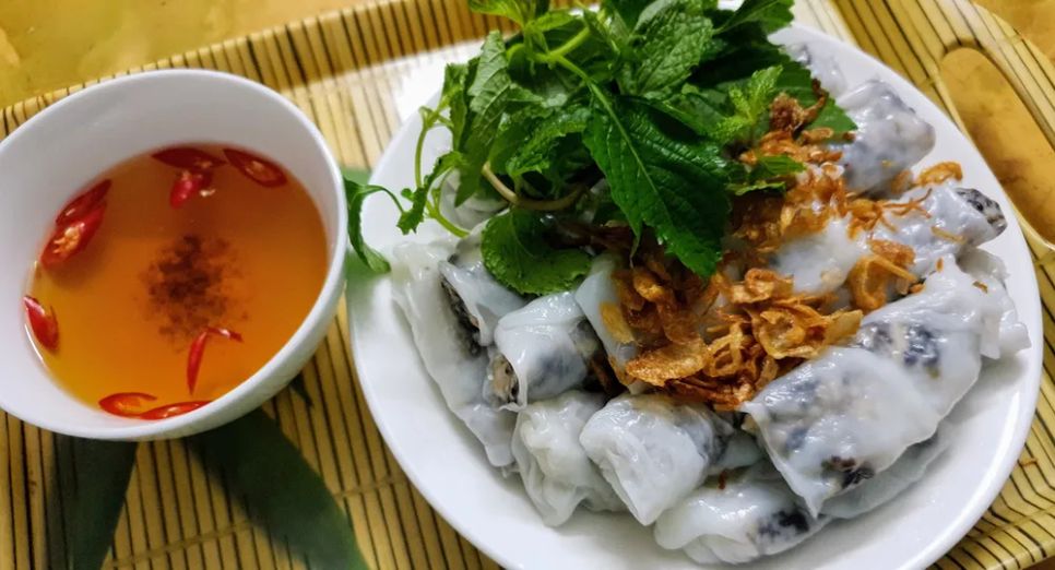 Bên cạnh bánh lá truyền thống, bánh cuốn Thanh Trì giờ có thêm nhân thịt để phục vụ nhu cầu thực khách Bên cạnh bánh lá truyền thống, bánh cuốn Thanh Trì giờ có thêm nhân thịt để phục vụ nhu cầu thực khách