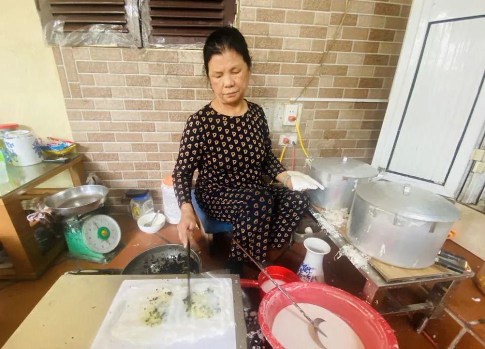 Cô Bền, một trong những người tráng bánh cuốn lâu năm tại làng Thanh Trì Cô Bền, một trong những người tráng bánh cuốn lâu năm tại làng Thanh Trì