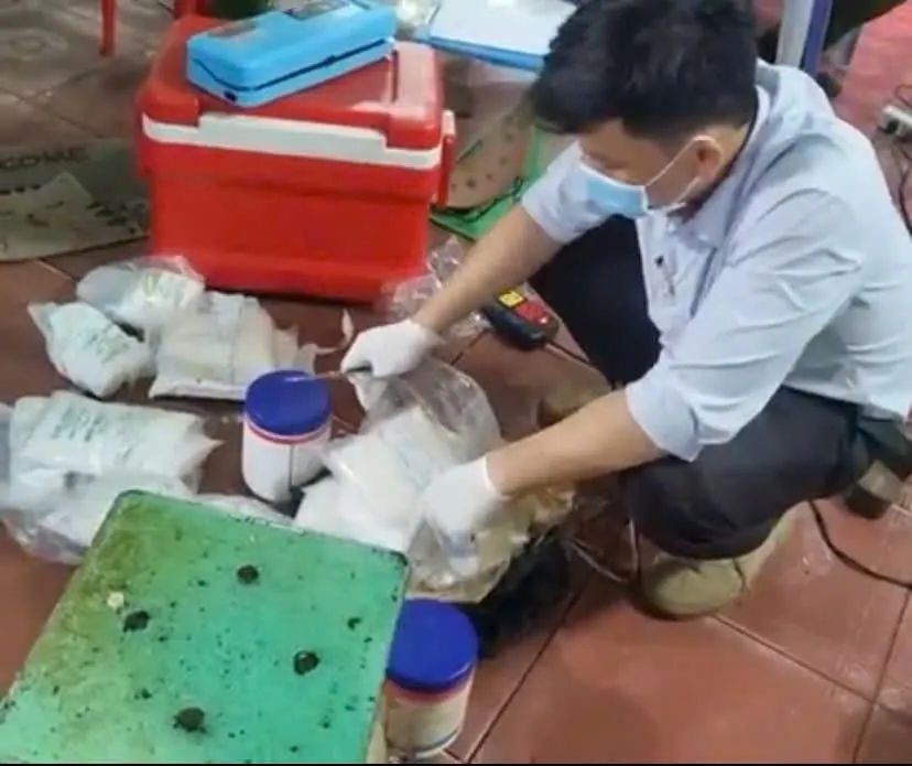 Hóa chất thu giữ tại cơ sở sơ chế hoa chuối. Ảnh: CA Hóa chất thu giữ tại cơ sở sơ chế hoa chuối. Ảnh: CA