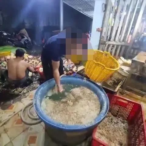 Nhân viên cơ sở sơ chế hoa chuối thực hành lại quá trình pha hóa chất vào nước ngâm hoa chuối. Ảnh: CA Nhân viên cơ sở sơ chế hoa chuối thực hành lại quá trình pha hóa chất vào nước ngâm hoa chuối. Ảnh: CA