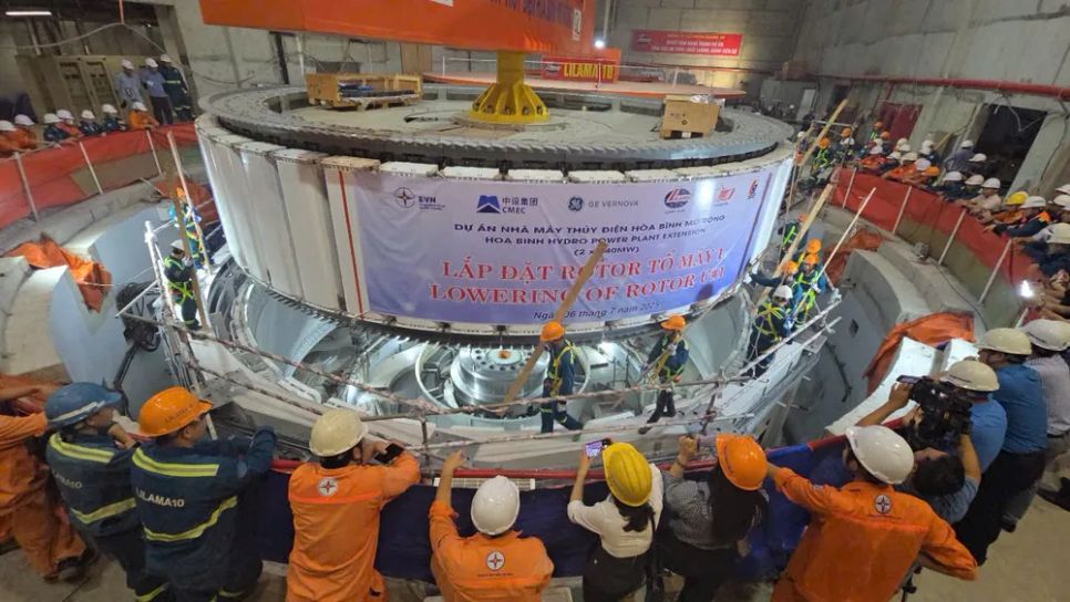 Hạ đặt Rotor của tổ máy số 1 trưa nay 6-7. Ảnh: THU HƯỜNG Hạ đặt Rotor của tổ máy số 1 trưa nay 6-7. Ảnh: THU HƯỜNG