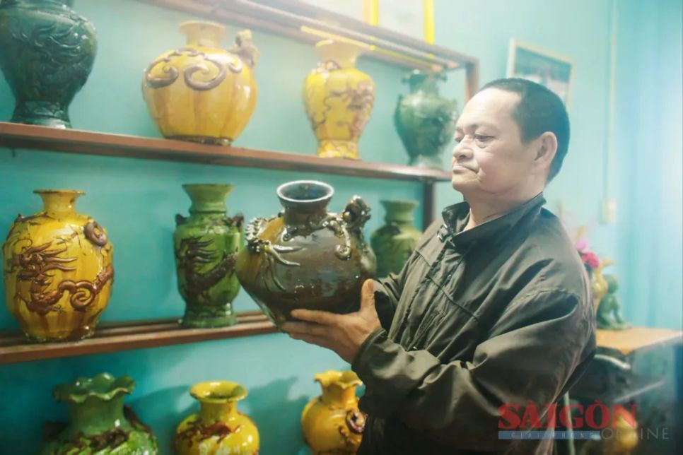 Hoa văn đắp nổi là kỹ thuật độc đáo của gốm Mỹ Thiện. Ảnh: NGUYỄN TRANG Hoa văn đắp nổi là kỹ thuật độc đáo của gốm Mỹ Thiện. Ảnh: NGUYỄN TRANG