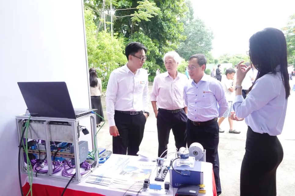 Các hoạt động bên lề của chương trình kỷ niệm tại Khoa Điện. Ảnh: XUÂN QUỲNH Các hoạt động bên lề của chương trình kỷ niệm tại Khoa Điện. Ảnh: XUÂN QUỲNH