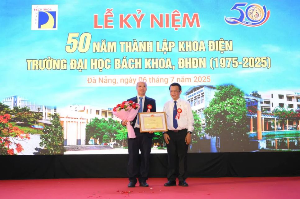 Đại diện Khoa Điện nhận giấy khen của Tập đoàn Điện lực Việt Nam. Ảnh: XUÂN QUỲNH Đại diện Khoa Điện nhận giấy khen của Tập đoàn Điện lực Việt Nam. Ảnh: XUÂN QUỲNH