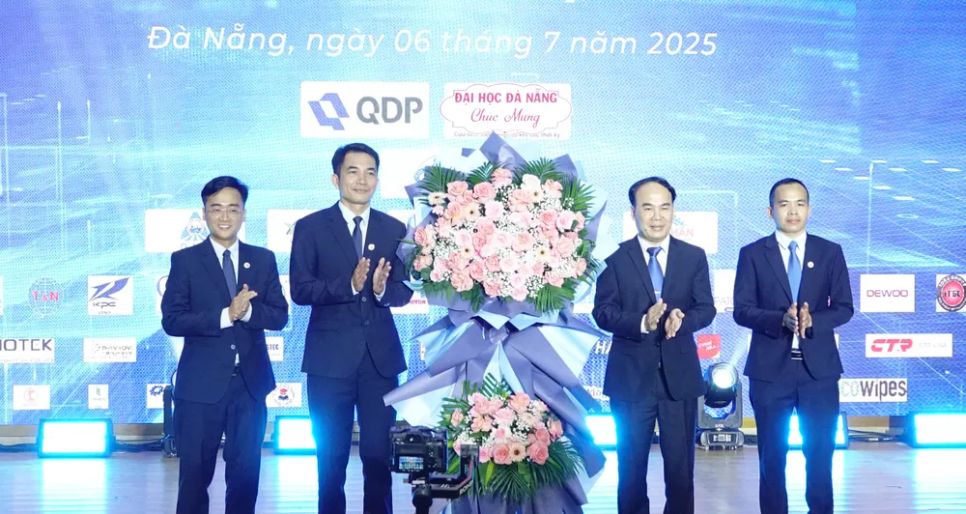 Đại diện lãnh đạo Đại học Đà Nẵng tặng hoa chúc mừng Khoa Cơ khí, Trường Đại học Bách khoa. Ảnh: XUÂN QUỲNH Đại diện lãnh đạo Đại học Đà Nẵng tặng hoa chúc mừng Khoa Cơ khí, Trường Đại học Bách khoa. Ảnh: XUÂN QUỲNH