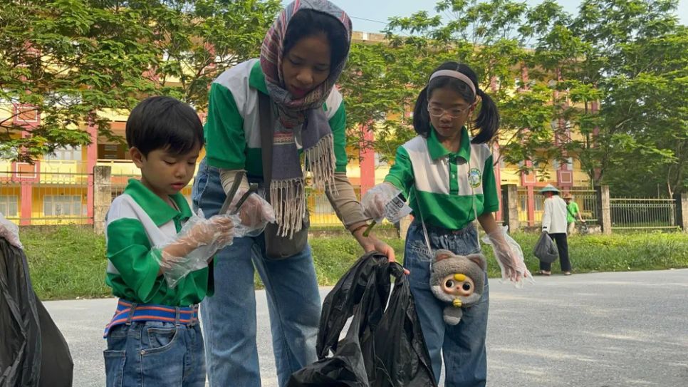 Các bạn nhỏ ở TP Huế cùng thu gom rác thải nhựa với các thành viên Hội Yêu rác Huế <br> Các bạn nhỏ ở TP Huế cùng thu gom rác thải nhựa với các thành viên Hội Yêu rác Huế <br>