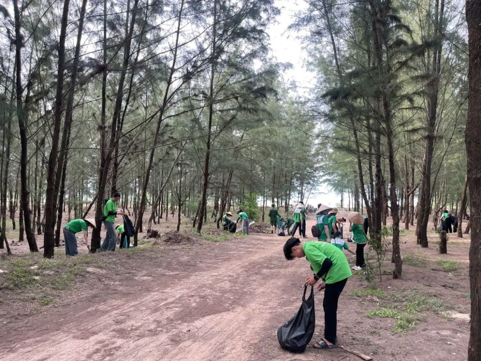 Các thành viên của Hội Yêu rác Huế thu dọn rác thải tại khu vực bãi biển Thuận An Các thành viên của Hội Yêu rác Huế thu dọn rác thải tại khu vực bãi biển Thuận An