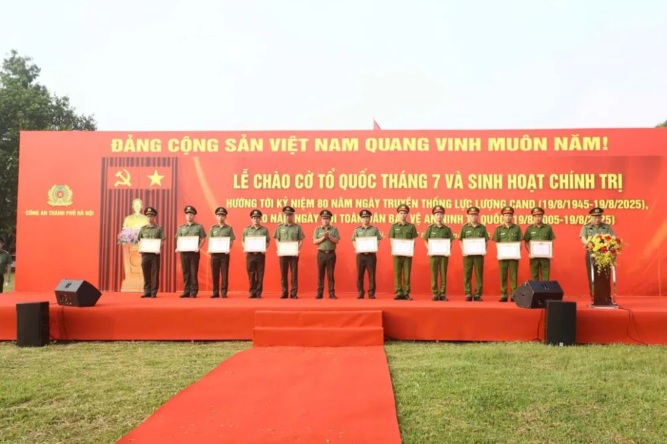 Ban Giám đốc Công an TP Hà Nội đã tổ chức trao thưởng bằng khen của UBND TP Hà Nội đến 7 tập thể và 18 cá nhân có thành tích xuất sắc trong phong trào thi đua Ban Giám đốc Công an TP Hà Nội đã tổ chức trao thưởng bằng khen của UBND TP Hà Nội đến 7 tập thể và 18 cá nhân có thành tích xuất sắc trong phong trào thi đua
