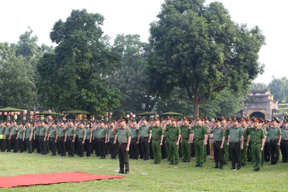Cán bộ, chiến sĩ Công an TP Hà Nội thực hiện nghi thức chào cờ đầu tuần Cán bộ, chiến sĩ Công an TP Hà Nội thực hiện nghi thức chào cờ đầu tuần