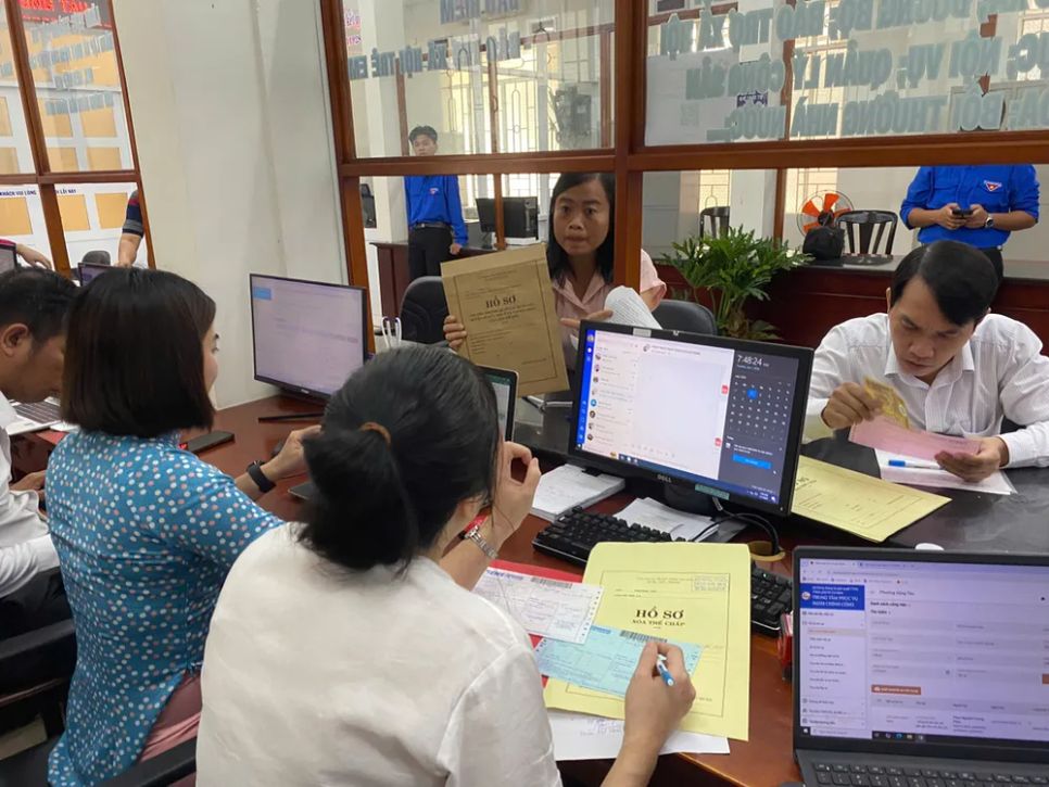Người dân đến Trung tâm Phục vụ hành chính công phường Vũng Tàu thực hiện thủ tục hành chính. Ảnh: NÔNG NGÂN Người dân đến Trung tâm Phục vụ hành chính công phường Vũng Tàu thực hiện thủ tục hành chính. Ảnh: NÔNG NGÂN